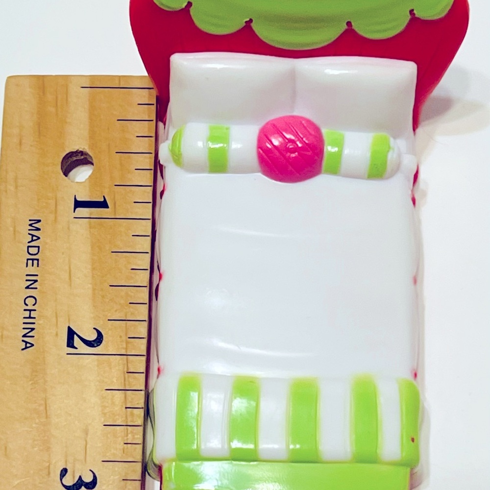 Strawberry Shortcake Doll Bed By Hasbro - Picture 8 of 10